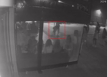 Γλυφάδα: Η στιγμή της άγριας επίθεσης στην 14χρονη – Τη χτύπησε με μανία και την έριξε στο έδαφος (Video)