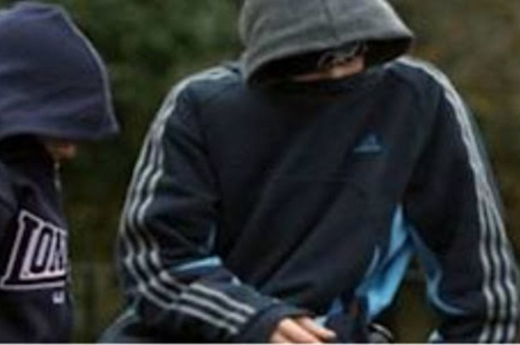 Σοκ στην Αργολίδα: 17χρονοι λήστεψαν 12χρονο και τον… ξύρισαν με φαλτσέτα μέσα σε σχολείο