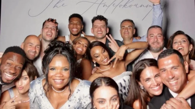 Γιάννης Αντετοκούνμπο: Ποζάρει με την Μαράια, την μητέρα του και τον Σπανούλη στο γλέντι γάμου