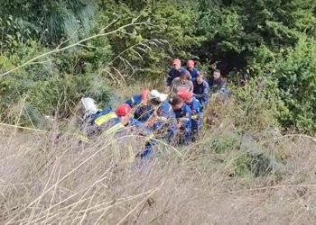Ιωάννινα: Μητέρα και γιος απεγκλωβίστηκαν από το ΙΧ που έπεσε σε γκρεμό