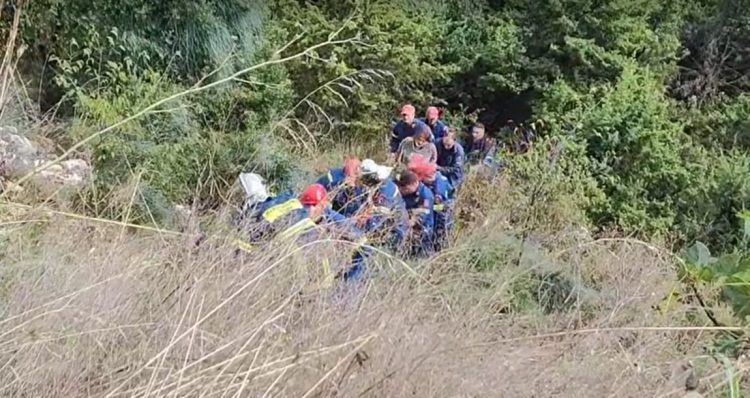 Ιωάννινα: Μητέρα και γιος απεγκλωβίστηκαν από το ΙΧ που έπεσε σε γκρεμό