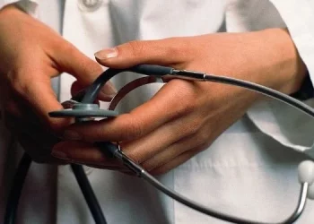 Σχέδιο συνεχών εφημεριών στο ΕΣΥ / «Τους ενδιαφέρει μόνο να βλέπει ο κόσμος μια άσπρη ρόμπα»