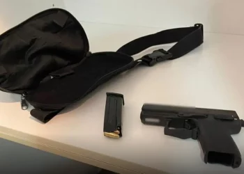 Έφοδος της ΕΛ.ΑΣ σε σπίτια Ρομά στην Αττική – Βρέθηκε κλεμμένο όπλο αστυνομικού