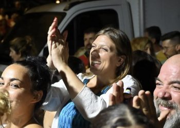 Η Ζωή Κωνσταντοπούλου ένωσε τη φωνή της με τους κατοίκους του Σαρωνικού και φώναξε: «Ελεύθερες παραλίες για Όλους!» (photos)
