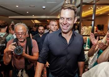 Ζεσταίνει τον μηχανισμό του ο Κασσελάκης – Του ζητούν να επιστρέψει οι συνεργάτες του, σε ντιμπέιτ τον καλεί ο Πολάκης