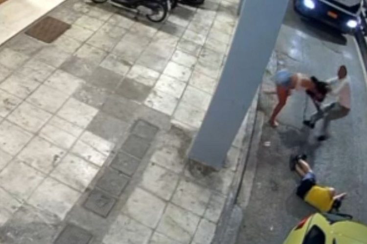 Αθήνα: Επίθεση σε διεμφυλική γυναίκα από οδηγό ταξί – Βίντεο ντοκουμέντο