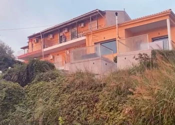 Κέρκυρα: Θρίλερ με νεκρό 68χρονο – Πληροφορίες ότι ανακρίνεται η σύζυγός του – Βρέθηκε μαχαίρι και αιματοβαμμένα ρούχα της 11χρονης κόρης!