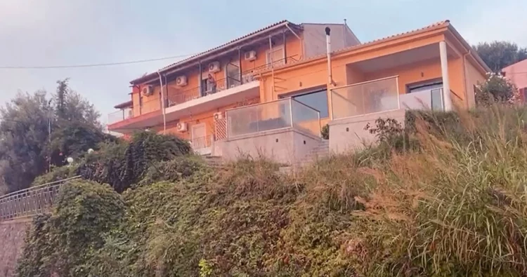 Κέρκυρα: Θρίλερ με νεκρό 68χρονο – Πληροφορίες ότι ανακρίνεται η σύζυγός του – Βρέθηκε μαχαίρι και αιματοβαμμένα ρούχα της 11χρονης κόρης!