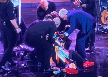 Μαρινέλλα: Λιποθύμησε στη σκηνή του Ηρωδείου και μεταφέρθηκε στο «Υγεία», βίντεο