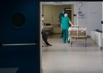 Τι αλλάζει στο ΕΣΥ: Τα απογευματινά χειρουργεία, οι μισθοί και οι εφημερίες