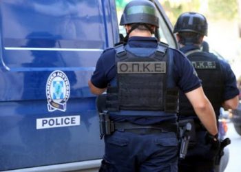 Συνελήφθη 23χρονος στην Ομόνοια – Είχε στο αυτοκίνητο όπλο και ναρκωτικές ουσίες