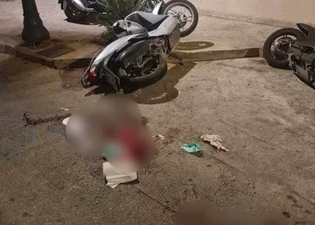 Άγριος ξυλοδαρμός τουρίστα έξω από μπαρ στο Ρέθυμνο – Τον χτυπούσαν τέσσερα άτομα με μπουνιές και κλωτσιές