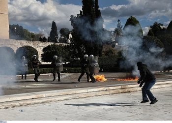 Αθήνα:  Ένταση και χημικά στην Πλατεία Συντάγματος – 33 προσαγωγές