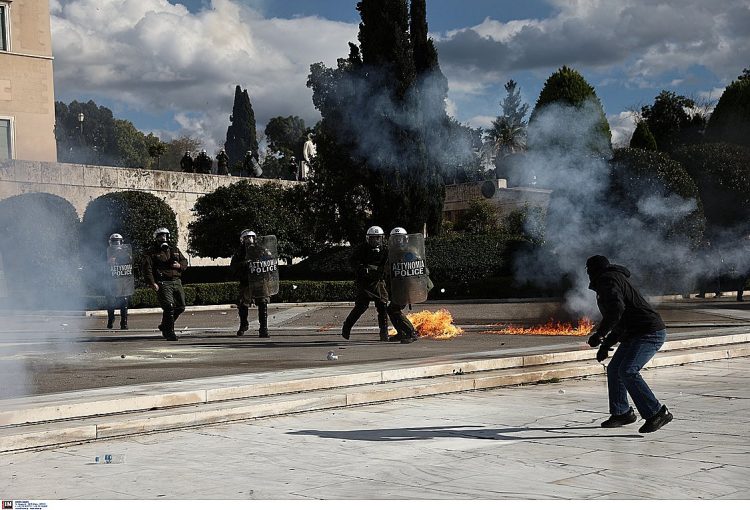 Αθήνα: Ένταση και χημικά στην Πλατεία Συντάγματος – 33 προσαγωγές
