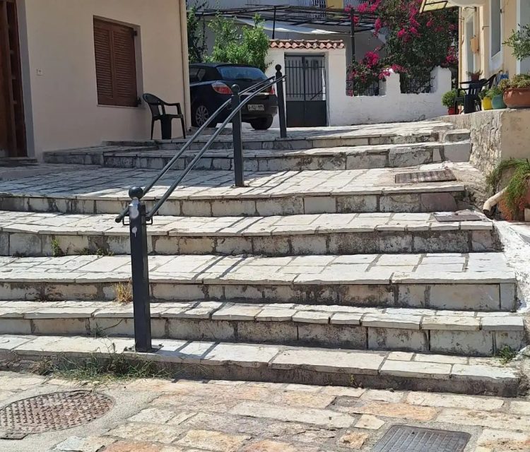 Βόνιτσα: Απαγορευτική η πρόσβαση ΑμεΑ και καροτσιών στην πλατεία για όσους διαμένουν στην περιοχή «Κόκκινος» (εικόνες)