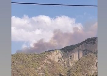 Μαίνεται η φωτιά στο Ξυλόκαστρο Κορινθίας – Ενισχύονται οι δυνάμεις