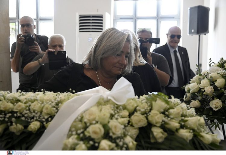 Μίμης Πλέσσας: Σε λαϊκό προσκύνημα η σορός του εμβληματικού συνθέτη – ΕΙΚΟΝΕΣ