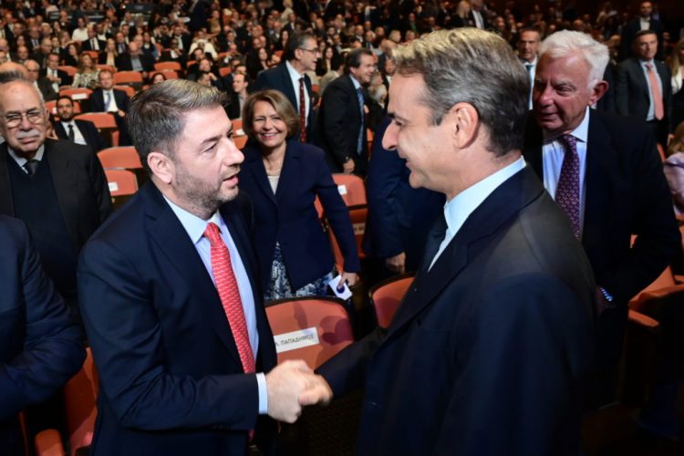 Ένα Predator τους χωρίζει, μια χειραψία τους ενώνει!