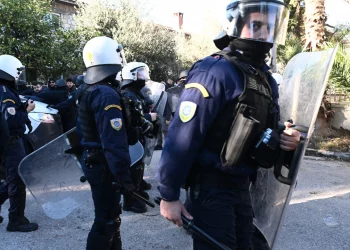 Έστειλαν τα ΜΑΤ να κάνουν έξωση σε μια 90χρονη με ένα άρρωστο παιδί – Η γυναίκα νοσηλεύεται