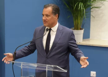 «Θερμή» υποδοχή στον Άδωνι από γιατρούς στο Νοσοκομείο του Ρίου – Η ειρωνική απάντησή του