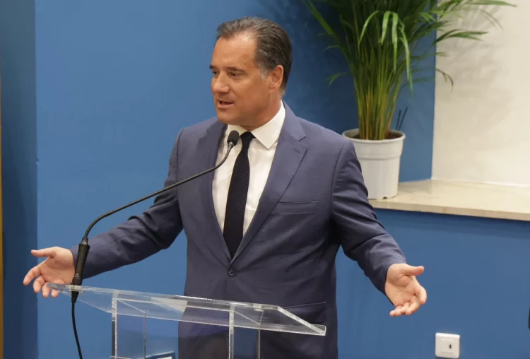 «Θερμή» υποδοχή στον Άδωνι από γιατρούς στο Νοσοκομείο του Ρίου – Η ειρωνική απάντησή του