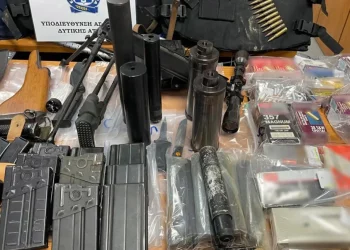 Χιλιάδες σφαίρες, πυρομαχικά και όπλο εντοπίστηκαν σε σπίτι στο Μενίδι – Δείτε φωτογραφίες