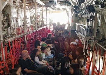 Νέες εικόνες μέσα στο C-130 από την επιχείρηση απομάκρυνσης Ελλήνων από τον Λίβανο