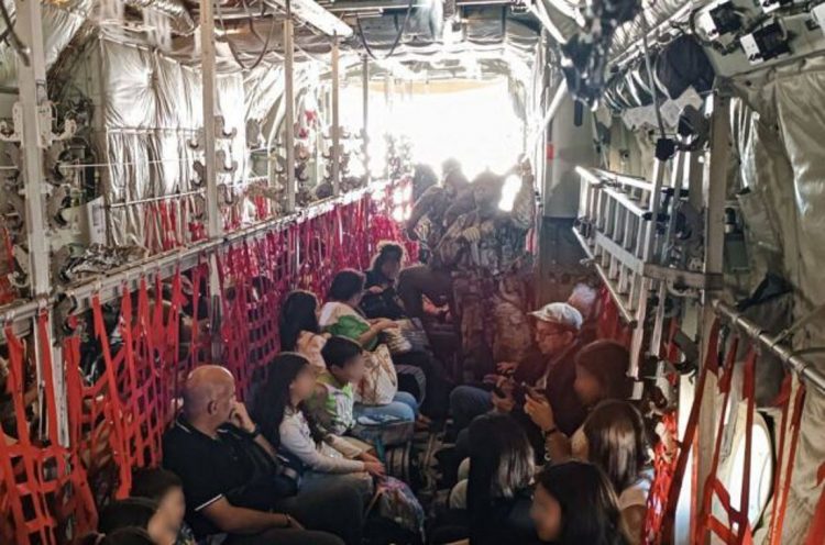 Νέες εικόνες μέσα στο C-130 από την επιχείρηση απομάκρυνσης Ελλήνων από τον Λίβανο