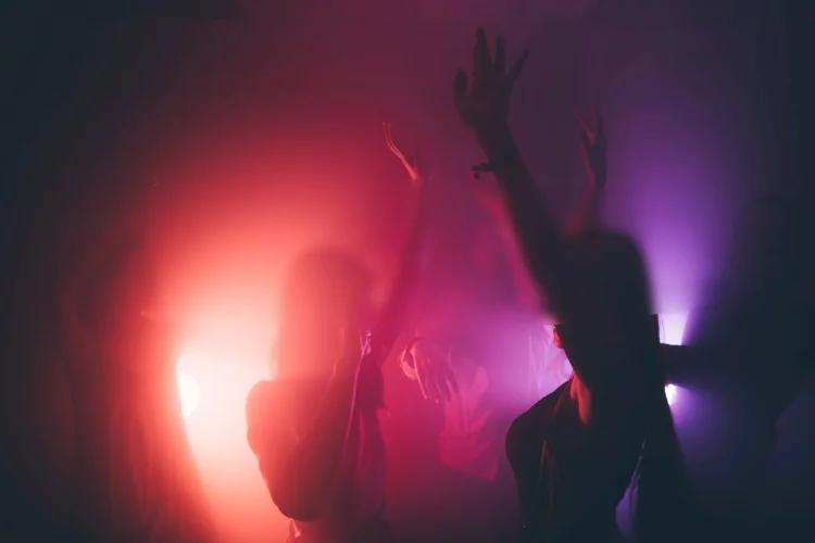 «Λουκέτο» στο κλαμπ της Βουλιαγμένης: «Οι μισοί μαθητές είχαν χάσει τις αισθήσεις τους, οι άλλοι ξέρναγαν»