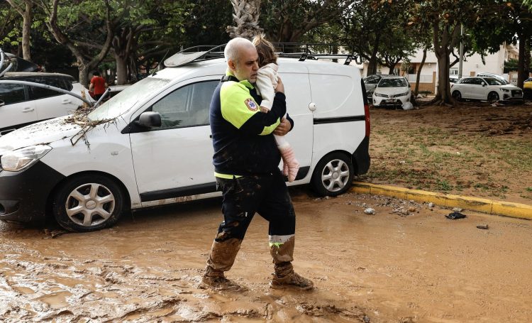 Ισπανία: Τριήμερο εθνικό πένθος κήρυξε η κυβέρνηση – Μαρτυρία ομογενή για τις φονικές πλημμύρες: «Zήσαμε σκηνές Αποκάλυψης»