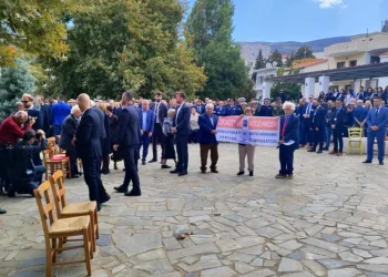 Ξεσηκώθηκαν οι κάτοικοι της μαρτυρικής Κανδάνου με την επίσκεψη Σταϊνμάιερ – Τον υποδέχθηκαν με πανό και συνθήματα για τις αποζημιώσεις