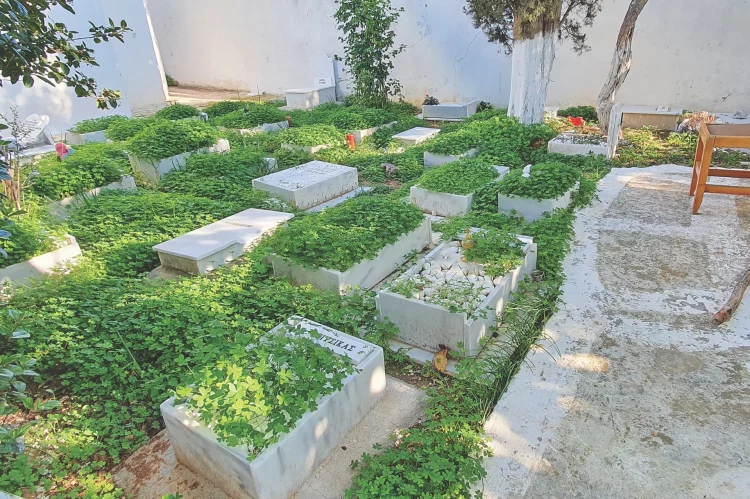 Αναβλήθηκε η δίκη για το παράνομο νεκροταφείο στα Καλύβια λόγω θανάτου του ιερέα που είχε στήσει τη φάμπρικα στην αυλή του σπιτιού του