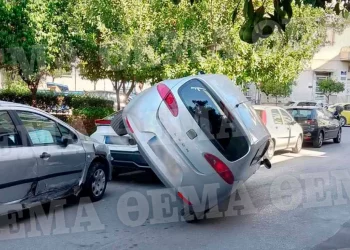 Νίκαια: Επεισοδιακή καταδίωξη με αυτοκίνητο να καταλήγει σε σταθμευμένα οχήματα – Δείτε φωτογραφίες