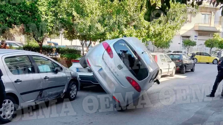 Νίκαια: Επεισοδιακή καταδίωξη με αυτοκίνητο να καταλήγει σε σταθμευμένα οχήματα – Δείτε φωτογραφίες