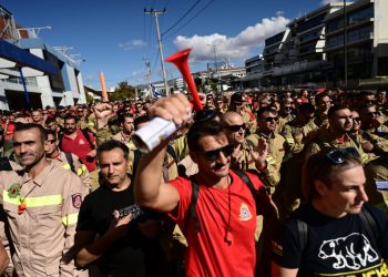 Εποχικοί Πυροσβέστες: Από Θράκη ως Κρήτη στο υπουργείο Πολιτικής Προστασίας – Δεν φεύγουν αν δεν συναντήσουν τον Κικίλια (Photos)