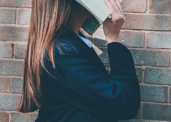 Τι απαντάει το υπουργείο Παιδείας για το Δημοτικό Σχολείο που θέλει να επαναφέρει τις σχολικές ποδιές