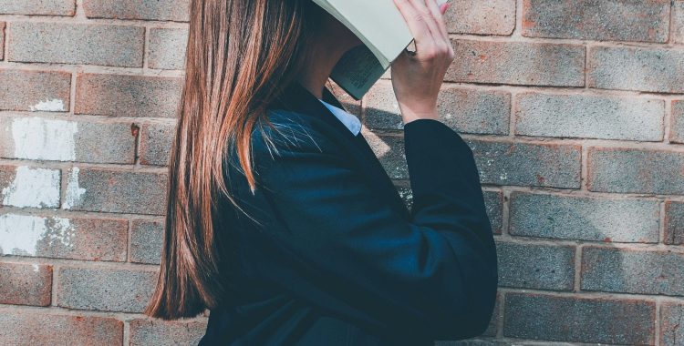 Τι απαντάει το υπουργείο Παιδείας για το Δημοτικό Σχολείο που θέλει να επαναφέρει τις σχολικές ποδιές