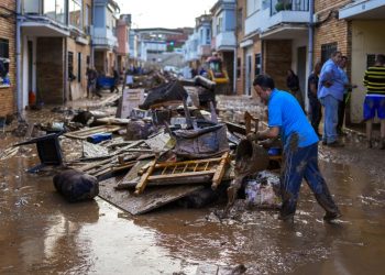 Πλημμύρες Ισπανία: Στο στόχαστρο η κεντροδεξιά τοπική κυβέρνηση – Το αλαλούμ με το «112»
