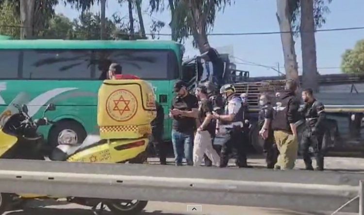 Ισραήλ: Φορτηγό έπεσε σε στάση λεωφορείου κοντά στο Τελ Αβίβ – Πολλοί τραυματίες – «Eξουδετερώθηκε» ο οδηγός