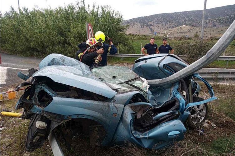 Τρίκαλα: Tροχαίο δυστύχημα με ένα νεκρό – Το αμάξι «σφήνωσε» στα κιγκλιδώματα