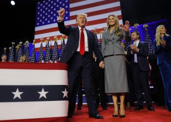 Αμερικανικές εκλογές 2024: Τα μηνύματα του Τραμπ στην ομιλία του – Η αποθέωση στον Μασκ και το φιλί στην Μελάνια