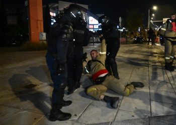 Όργιο καταστολής με ξύλο και χημικά στους Εποχικούς: Νέα συγκέντρωση των πυροσβεστών στις 10 στο Σύνταγμα (Photos-Videos)