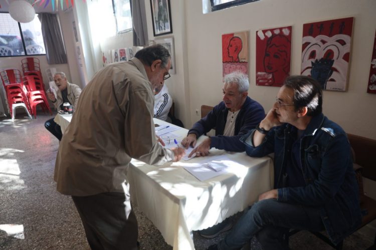 Εκλογές ΣΥΡΙΖΑ: Πάνω από τις κάλπες, νέες βολές κασσελακικών και αντικασσελακικών