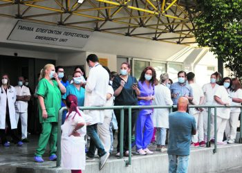 «Γαλάζια» οργή για τα κόλπα με τους διοικητές του ΕΣΥ – Μέχρι το Μαξίμου έφτασαν οι οχλήσεις για τις υπόγειες διαδικασίες