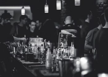 Θεσσαλονίκη: Στο νοσοκομείο 3 ανήλικοι μετά από κατανάλωση αλκοόλ – «Χειροπέδες» στον υπεύθυνο του καταστήματος