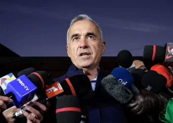 Προσπαθούν να αποκλείσουν τον δεξιό νικητή των εκλογών στην Ρουμανία