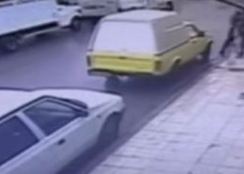 Τρίκαλα: Μαχαίρωσε υπάλληλο χρηματαποστολής και άρπαξε δυο κασετίνες με χρήματα – Βίντεο ντοκουμέντο