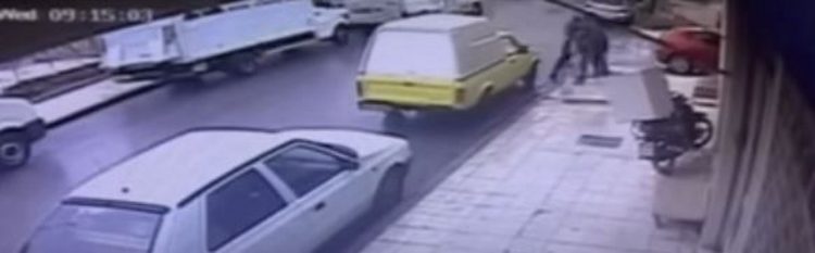 Τρίκαλα: Μαχαίρωσε υπάλληλο χρηματαποστολής και άρπαξε δυο κασετίνες με χρήματα – Βίντεο ντοκουμέντο