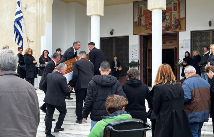 Αγρίνιο: Οδύνη και θλίψη στην κηδεία της δολοφονημένης Δώρας – Συντετριμμένοι οι δικοί της άνθρωποι