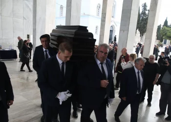 Συντριβή στην κηδεία του Μανούσου Μανουσάκη – Τι είπε η σύζυγός του για τις τελευταίες τους στιγμές